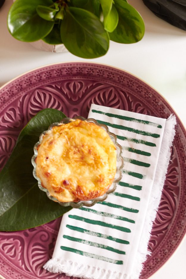 Ein sch&ouml;n gedeckter Tisch mit viel Gr&uuml;n im Pflanzen-Look.