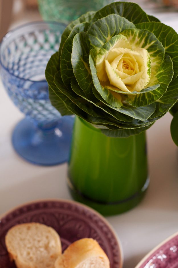 Ein sch&ouml;n gedeckter Tisch mit viel Gr&uuml;n im Pflanzen-Look.