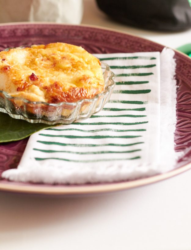 Ein sch&ouml;n gedeckter Tisch mit viel Gr&uuml;n im Pflanzen-Look.