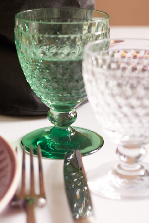 Ein sch&ouml;n gedeckter Tisch mit viel Gr&uuml;n im Pflanzen-Look.