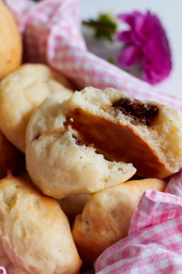 Ein neue #ichbacksmir Runde: ein Blitzgerezept f&uuml;r Quarkb&auml;llchen mit Schoko-Karamell-F&uuml;llung.