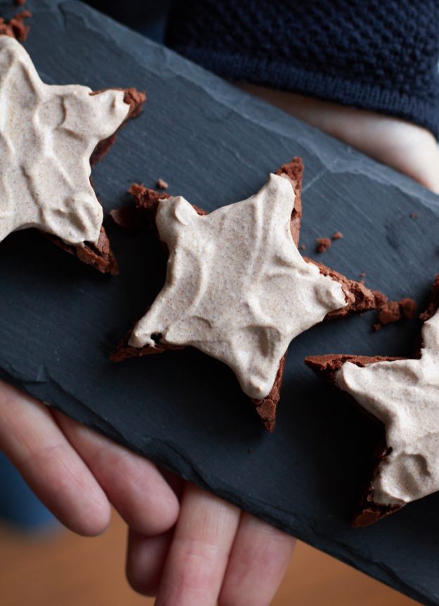 Weihnachts-Brownies mit einer leckeren Zimtcreme für ein Adventskaffee - wenn man sich nicht zwischen Kuchen und Keksen entscheiden kann. Lasst's Euch schmecken