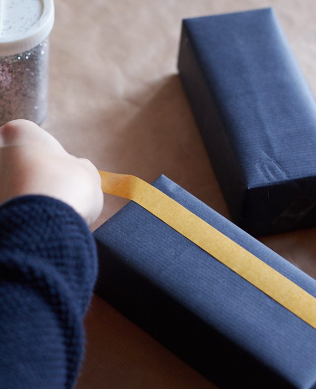 Mehr Glimmer und Glitzer gehr immer! Und so sind die Verpackungen der Weihnachtsgeschenke ein Hingucker! Geschenkpapier selber machen kann so einfach sein.