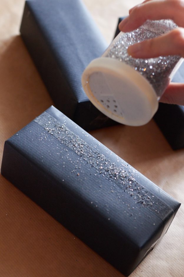Mehr Glimmer und Glitzer gehr immer! Und so sind die Verpackungen der Weihnachtsgeschenke ein Hingucker! Geschenkpapier selber machen kann so einfach sein.