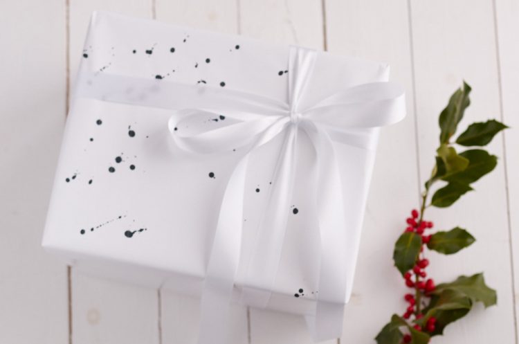 Geschenkverpackung mal anders - Weihnachten in schwarz/weiß.