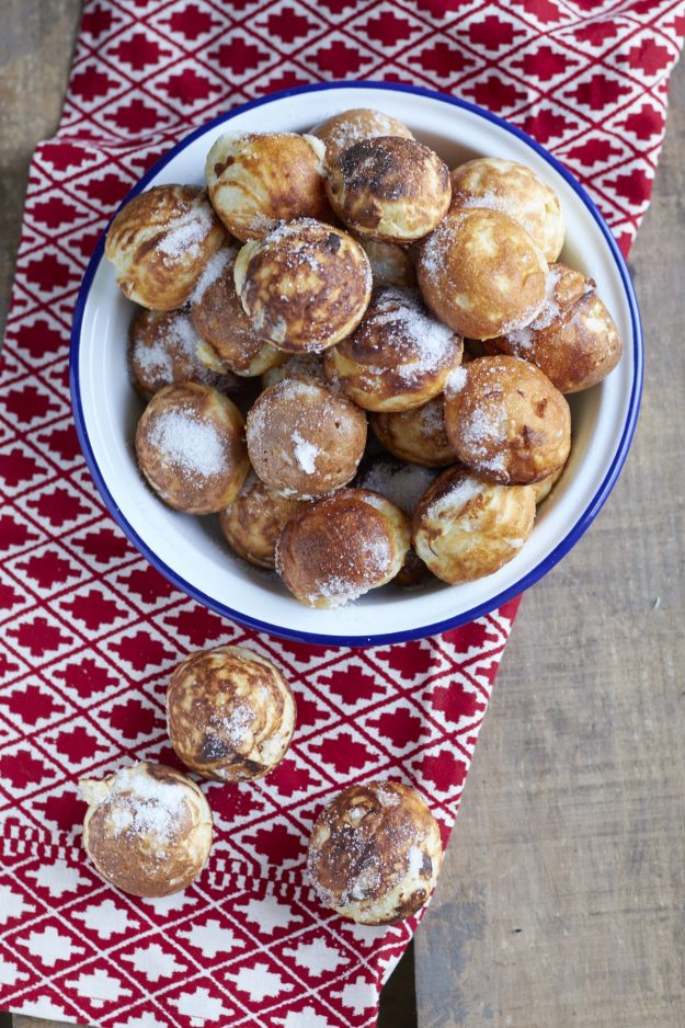 Traditionelles norddeutsch dänisches Gebäck: Futjes, Poffertjes, Pförtchen, Förte, Pförte, Förtchen, Futjes, Futtjes, Futtjens, Pfütten, Æbleskiver, Æbleskivepande oder wie man sie eben bei euch nennt.