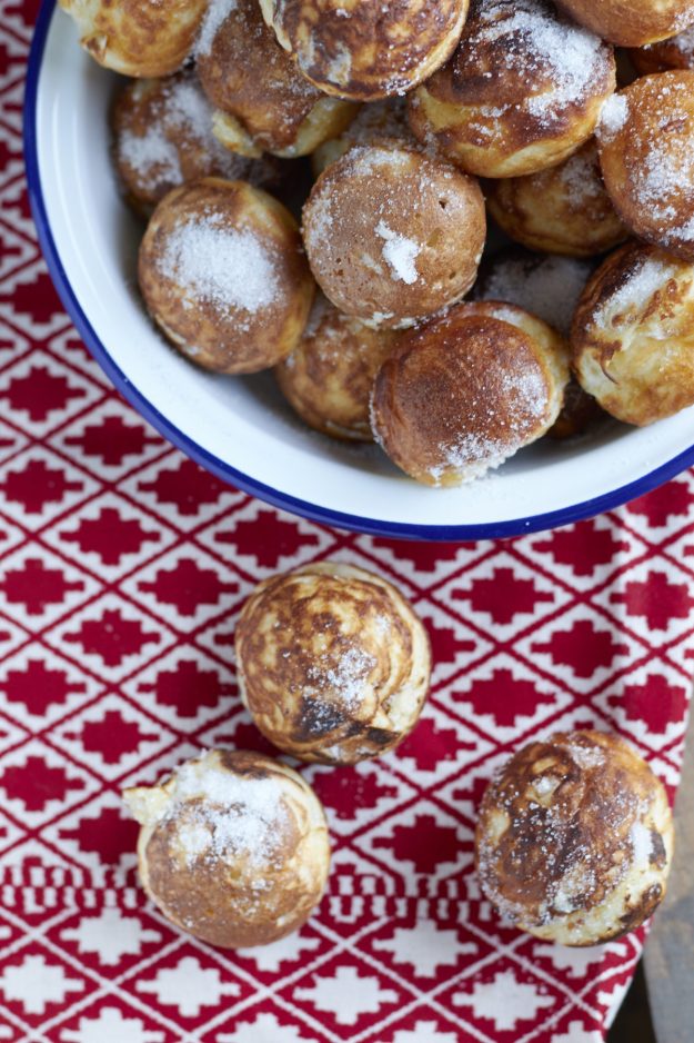 Traditionelles norddeutsch dänisches Gebäck: Futjes, Poffertjes, Pförtchen, Förte, Pförte, Förtchen, Futjes, Futtjes, Futtjens, Pfütten, Æbleskiver, Æbleskivepande oder wie man sie eben bei euch nennt.