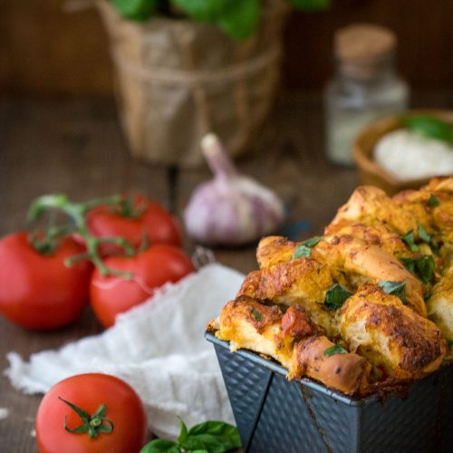 Faltenbrot mit Mozzarella und Tomate