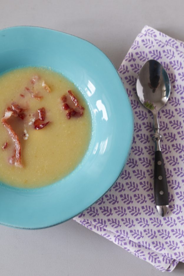 Bühne frei für eine köstliche Chicoréesuppe! Chicorée hat im Winter Saison und schmeckt toll in einer wärmenden Suppe! Schön cremig mit knusprigem Bacon darüber.
Bühne frei für eine köstliche Chicoréesuppe! Chicorée hat im Winter Saison und schmeckt toll in einer wärmenden Suppe! Schön cremig mit knusprigem Bacon darüber.
Die Gemüse-Expedition: Jeden Monat kommt ein saisonales Gemüse auf den Tisch. Im Januar starte ich mit Chicorée und einer cremigen köstlichen Chicoréesuppe mit Speck.