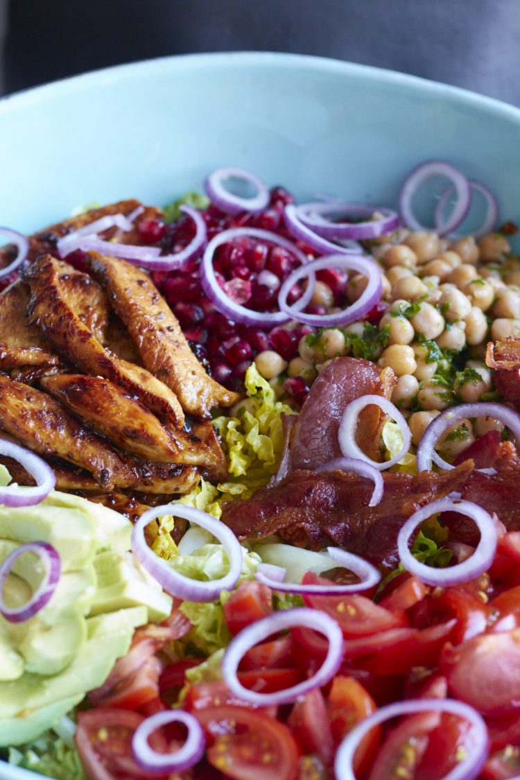 Ein Rezept für einen Bowl mit Honig-Senf-Hühnchen und Bacon. So geht Salat!
