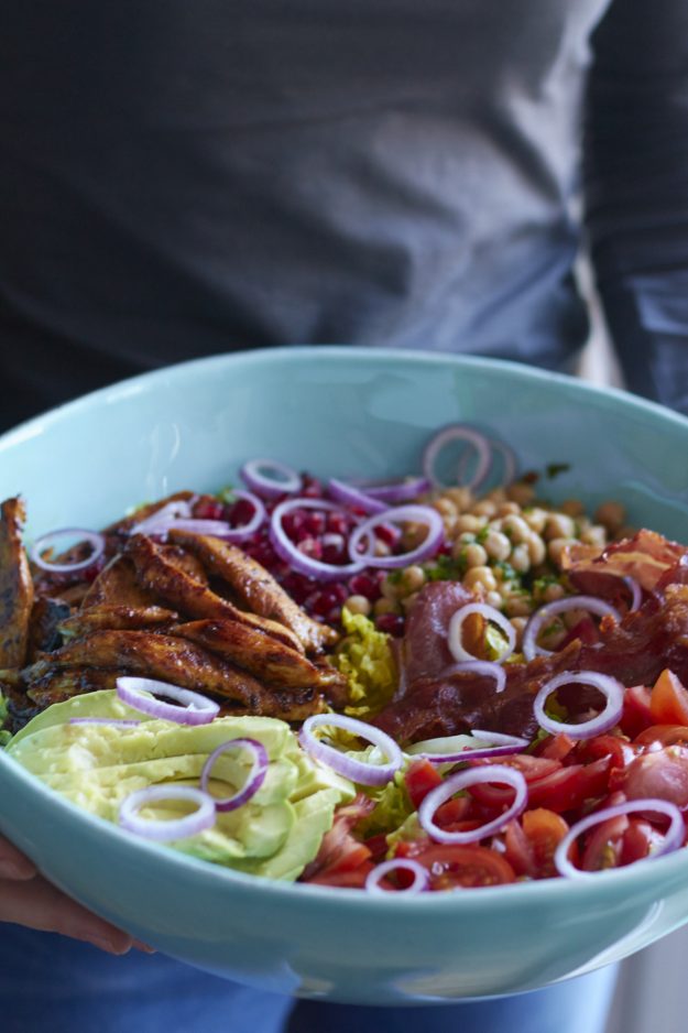 Ein Rezept für einen Bowl mit Honig-Senf-Hühnchen und Bacon. So geht Salat!