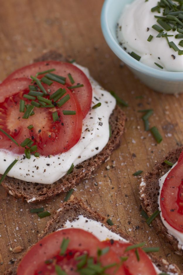 Whipped Feta: Ein cremiger Brotaufstrich aus Frischk&auml;se und Schafsk&auml;se
