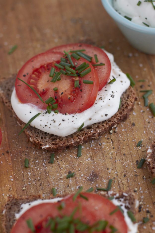 Whipped Feta: Ein cremiger Brotaufstrich aus Frischk&auml;se und Schafsk&auml;se