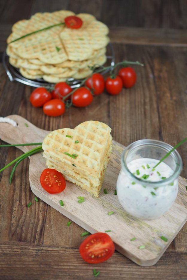 Vegetarische Pizzawaffeln mit Tomaten-Quark-Dip von Holz und Hefe dem Blog des Monats