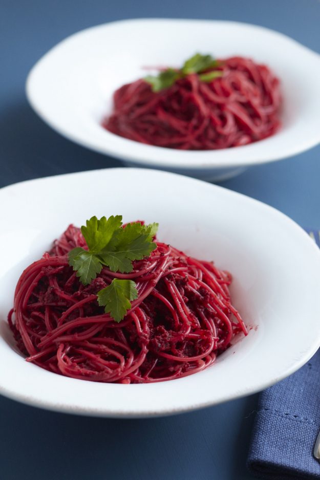 Ein Rezept für farbenfrohe, super leckere Pasta: Rote Bete Spaghetti!