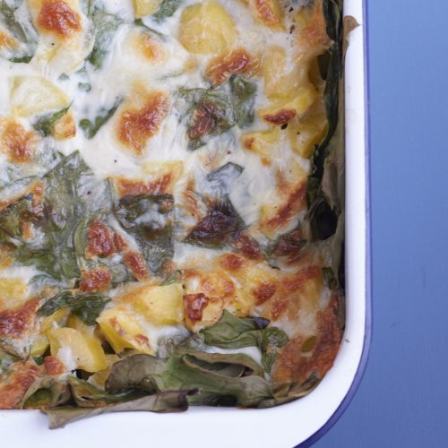 Ein Rezept für ein leckeres Kartoffel Gratin mit Spinat und Feta in Béchamelsauce
