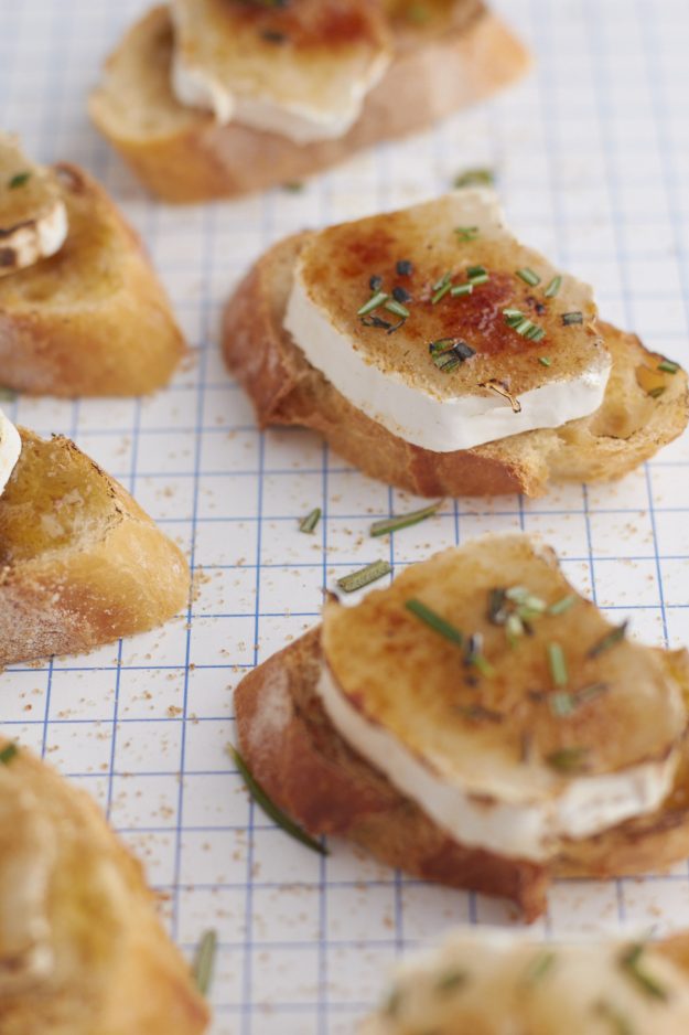 Ziegenk&auml;se Brûlée Crostini: Flambierter Ziegenk&auml;se mit Rosmarin und Feigensenf