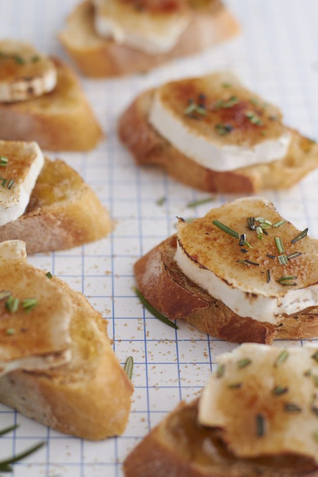 Ziegenk&auml;se Brûlée Crostini: Flambierter Ziegenk&auml;se mit Rosmarin und Feigensenf