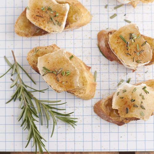Ziegenkäse Brûlée Crostini: Flambierter Ziegenkäse mit Rosmarin und Feigensenf
