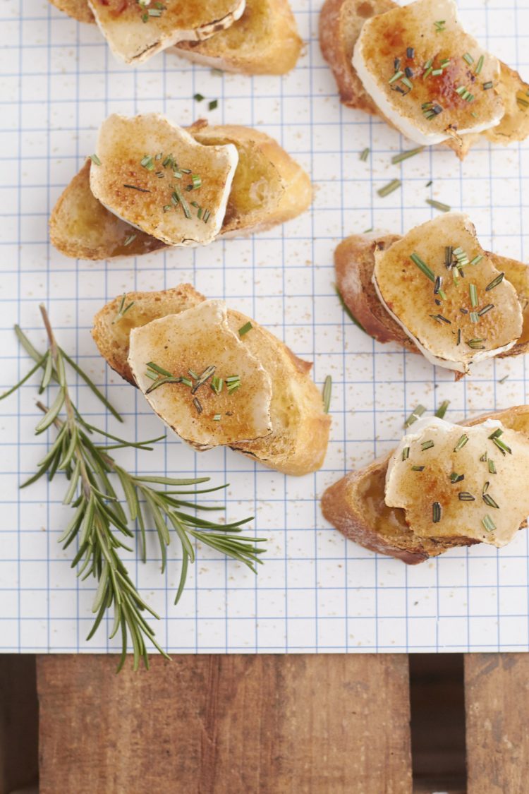 Ziegenkäse Brûlée Crostini: Flambierter Ziegenkäse mit Rosmarin und Feigensenf