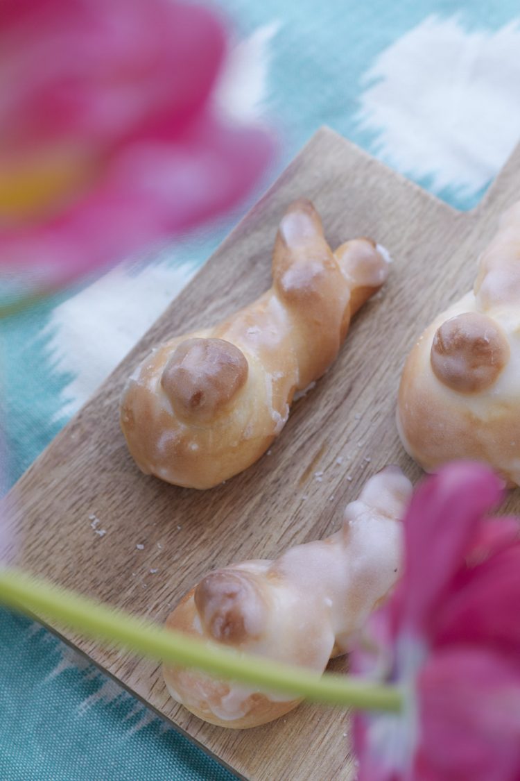 Ein Rezept von Tastesheriff für niedliche Osterhasen aus Hefeteig - so lecker das sie sofort und noch warm verputzt werden müssen! Genau das Richtige für das Oster Frühstück!