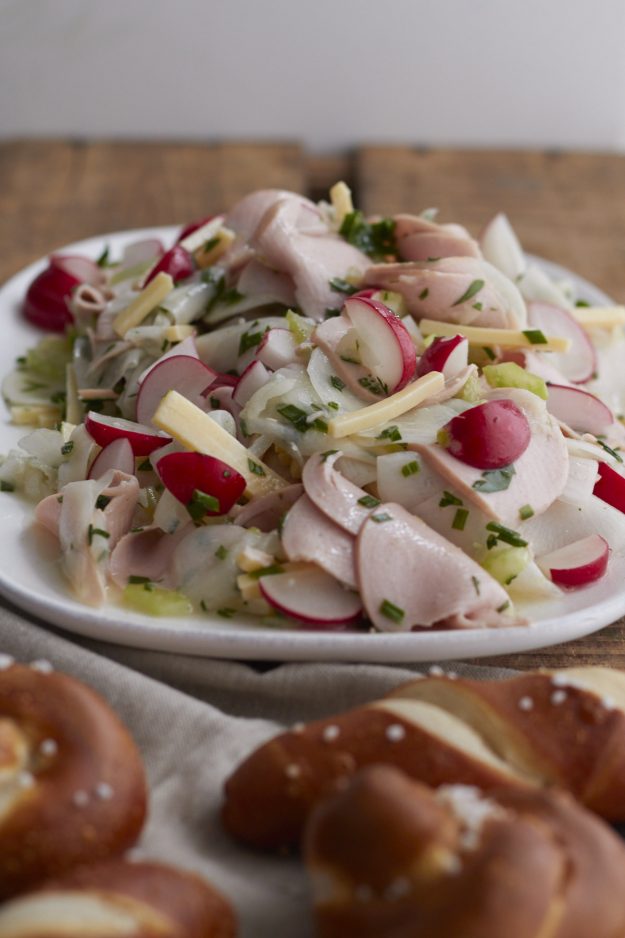 Ein Rezept für den leckersten Wurstsalat mit Rettich für die Gemüse Expedition von Tastesheriff. Und noch viel mehr Ideen zum kochen und backen mit Rettich.