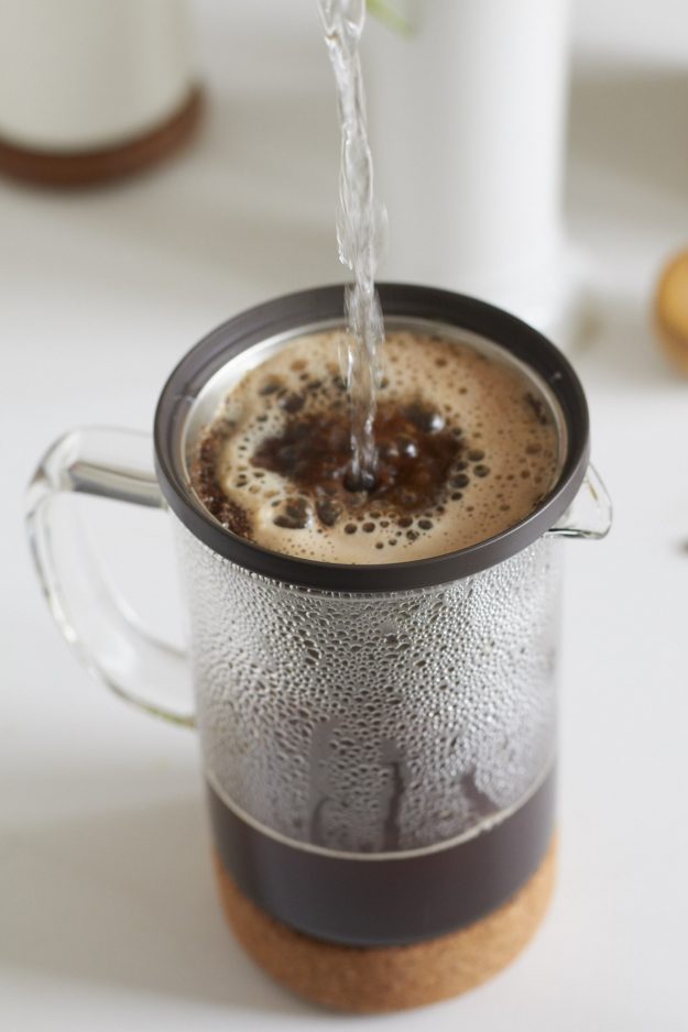 Zum Kaffee Experten Interview gibt es die neue Kaffeesorte Blonde Roast von Tchibo als Filterkaffee mit hell ger&ouml;steten Bohen.