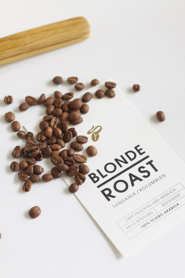 Zum Kaffee Experten Interview gibt es die neue Kaffeesorte Blonde Roast von Tchibo als Filterkaffee mit hell gerösteten Bohen.
