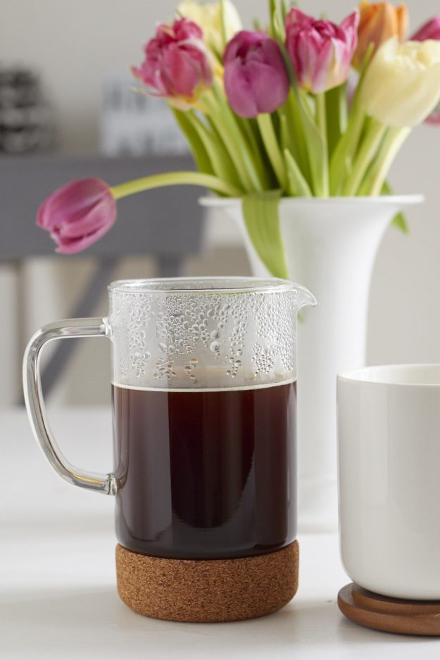 Zum Kaffee Experten Interview gibt es die neue Kaffeesorte Blonde Roast von Tchibo als Filterkaffee mit hell ger&ouml;steten Bohen.