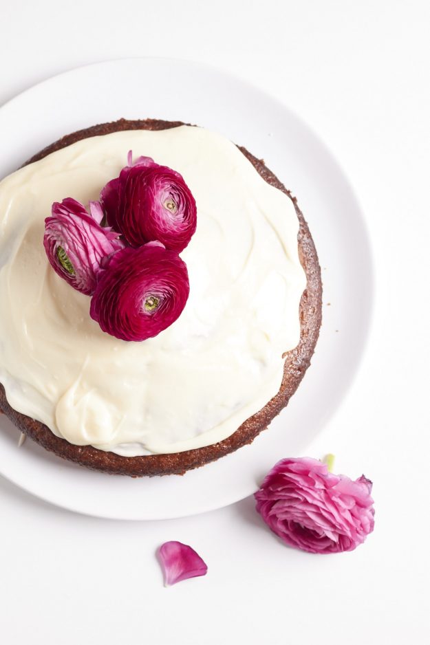 Hier gibts das Rezept f&uuml;r einen sommerlich und fruchtigen Zitronenkuchen mit Holundercreme aus dem neuen Backbuch Jeannys Lieblingskuchen von Zucker, Zimt und Liebe! Sooo lecker!!