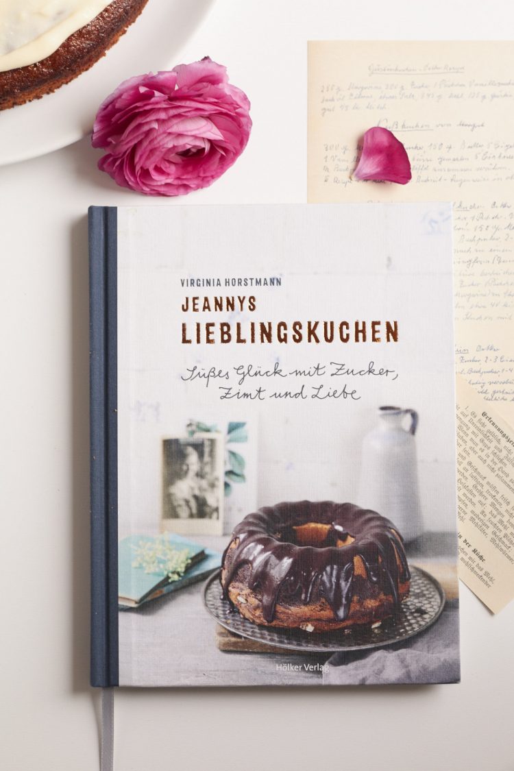Hier gibts das Rezept für einen sommerlich und fruchtigen Zitronenkuchen mit Holundercreme aus dem neuen Backbuch Jeannys Lieblingskuchen von Zucker, Zimt und Liebe! Sooo lecker!!