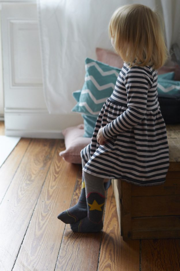 Hier gibts das Rezept f&uuml;r einen sommerlich und fruchtigen Zitronenkuchen mit Holundercreme aus dem neuen Backbuch Jeannys Lieblingskuchen von Zucker, Zimt und Liebe! Sooo lecker!!