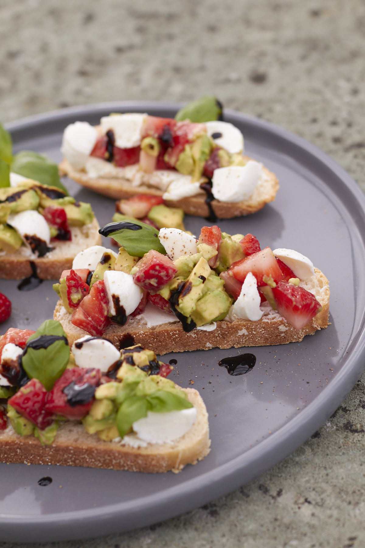 Avocado Erdbeer Caprese - Schnittchen Schneewittchen | tastesheriff