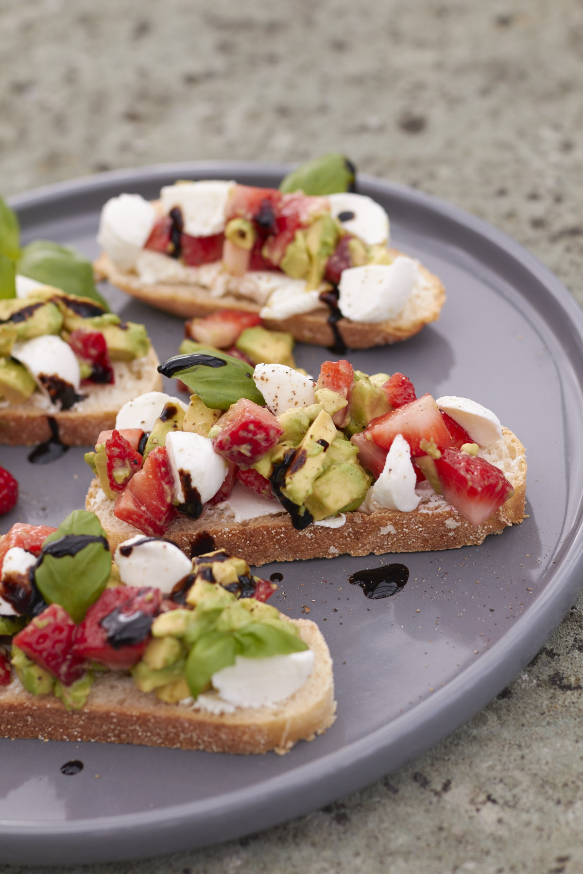 Köstlich sommerliche Schnittchen Schneewittchen: Avocado Erdbeer Caprese! Das Rezept gibt es jetzt bei Tastesheriff!