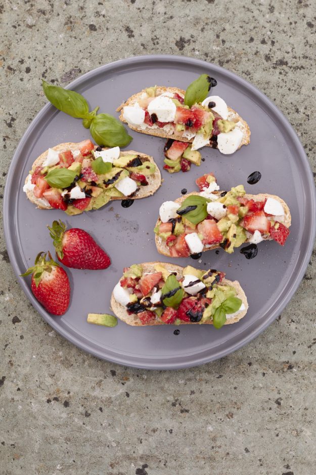 Köstlich sommerliche Schnittchen Schneewittchen: Avocado Erdbeer Caprese! Das Rezept gibt es jetzt bei Tastesheriff!
