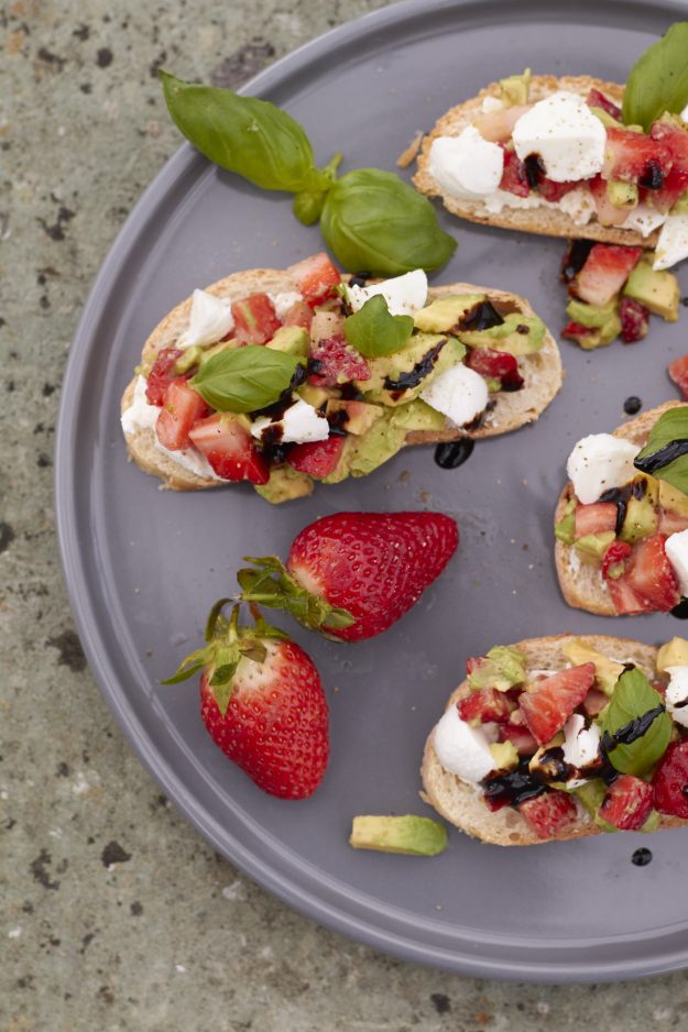 Köstlich sommerliche Schnittchen Schneewittchen: Avocado Erdbeer Caprese! Das Rezept gibt es jetzt bei Tastesheriff!