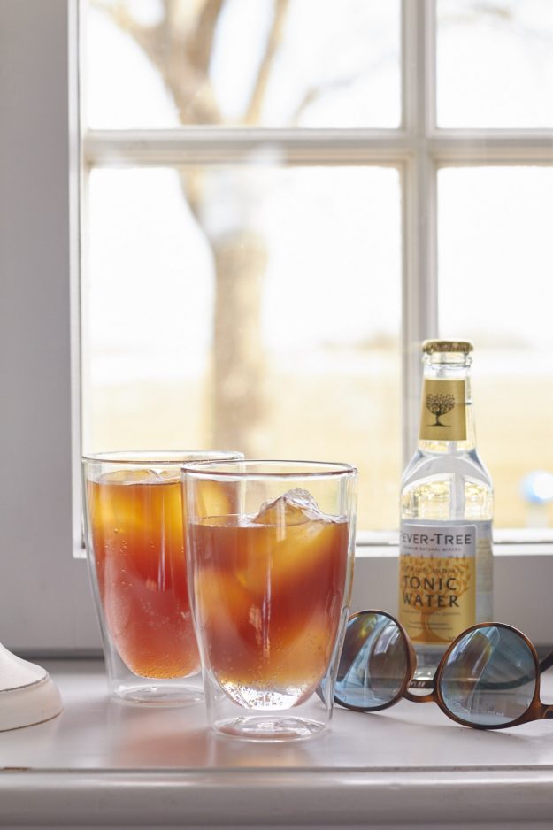 Cold Brew Gin Tonic - Der Longdrink des Sommers von Tastesheriff mit der Blonde Roast von Tchibo.