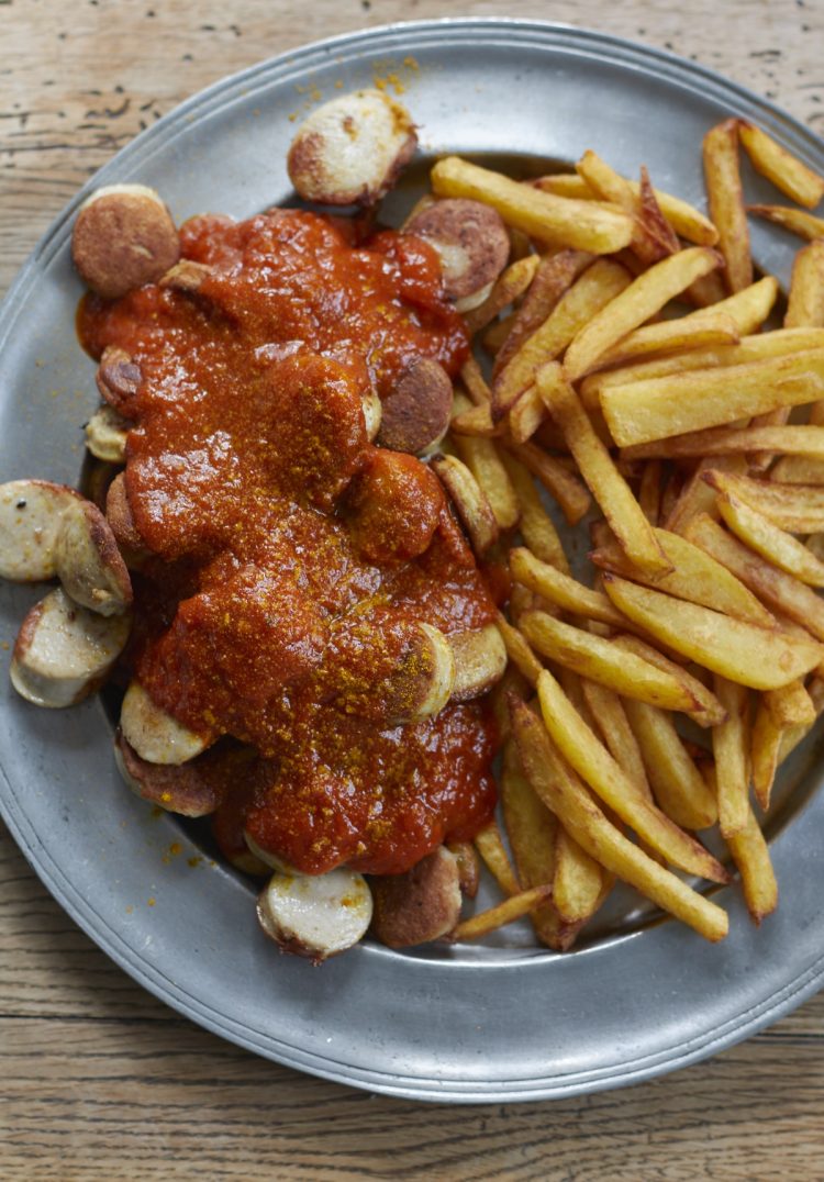 Bei dem klassiker Currywurst mit Pommes hängt einfach alles von der Currysoße ab! Hier gibts das Lieblingsrezept von Tastesheriff für die Sauce, aber natürlich auch die Zubereitung von Wurst und selbsgemachten Pommes frites!
