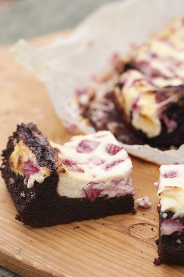 Erdbeer-Cheesecake-Brownies | tastesheriff