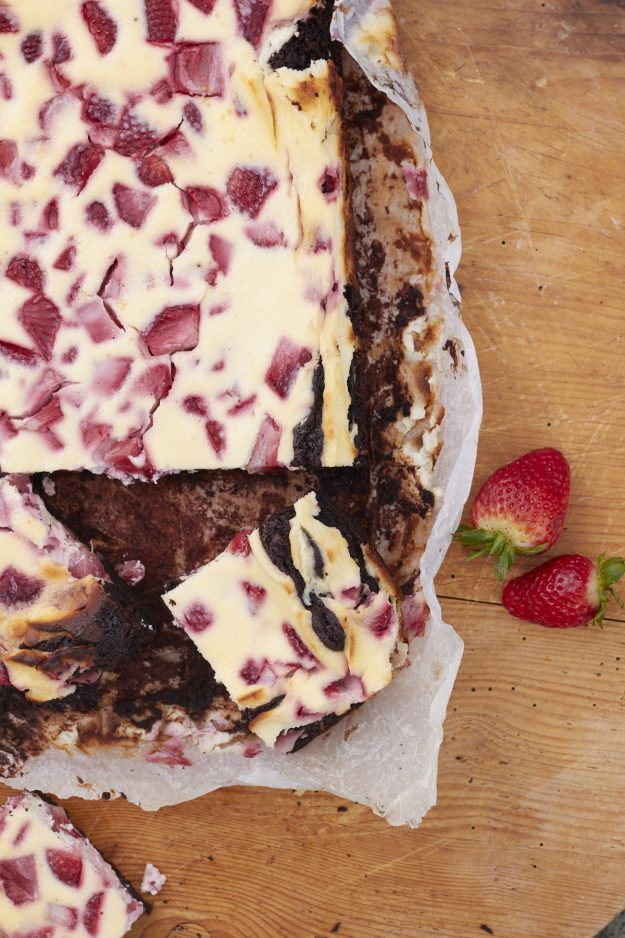 Was gibt es besseres als die Kombi Schokolade, Erdbeere und K&auml;sekuchen?! Nichts! Und genau desshalb wird Euch bei Tastesheriff ein Rezept f&uuml;r einen Erdbeer Cheesecake mit Brownieboden verraten. So lecker!! 