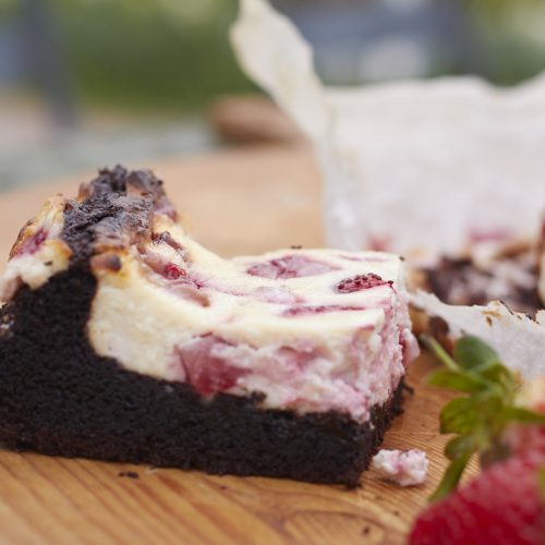 Was gibt es besseres als die Kombi Schokolade, Erdbeere und Käsekuchen?! Nichts! Und genau desshalb wird Euch bei Tastesheriff ein Rezept für einen Erdbeer Cheesecake mit Brownieboden verraten. So lecker!!