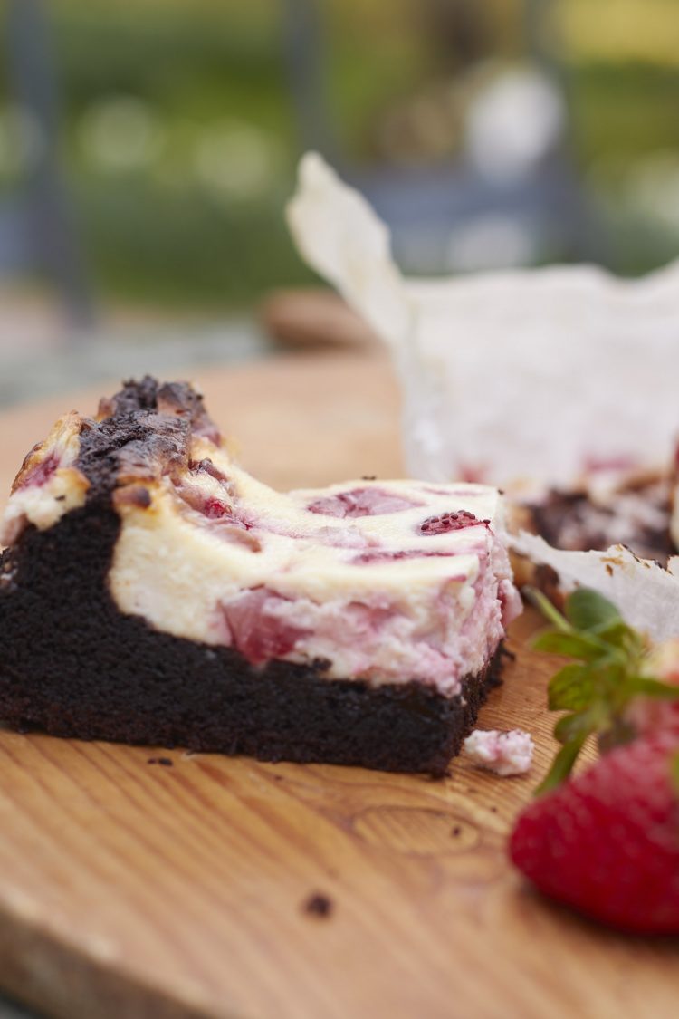 Was gibt es besseres als die Kombi Schokolade, Erdbeere und Käsekuchen?! Nichts! Und genau desshalb wird Euch bei Tastesheriff ein Rezept für einen Erdbeer Cheesecake mit Brownieboden verraten. So lecker!!