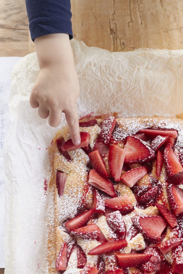 Hier findet ihr ein köstliches Rezept für einen Erdbeer Joghurtkuchen! Wunderbar erdbeerig und sommerlich!