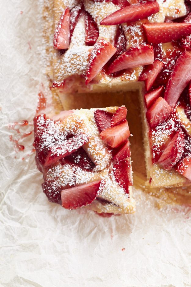 Hier findet ihr ein köstliches Rezept für einen Erdbeer Joghurtkuchen! Wunderbar erdbeerig und sommerlich!