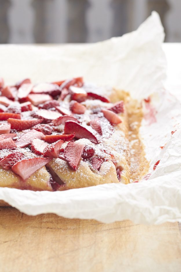 Hier findet ihr ein köstliches Rezept für einen Erdbeer Joghurtkuchen! Wunderbar erdbeerig und sommerlich!