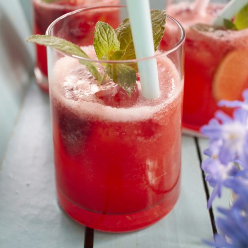 So wird die beste Erdbeer Limonade für den Sommer gemacht! Liebslingsgetränke für die heißen Tage von Tastesheriff!!