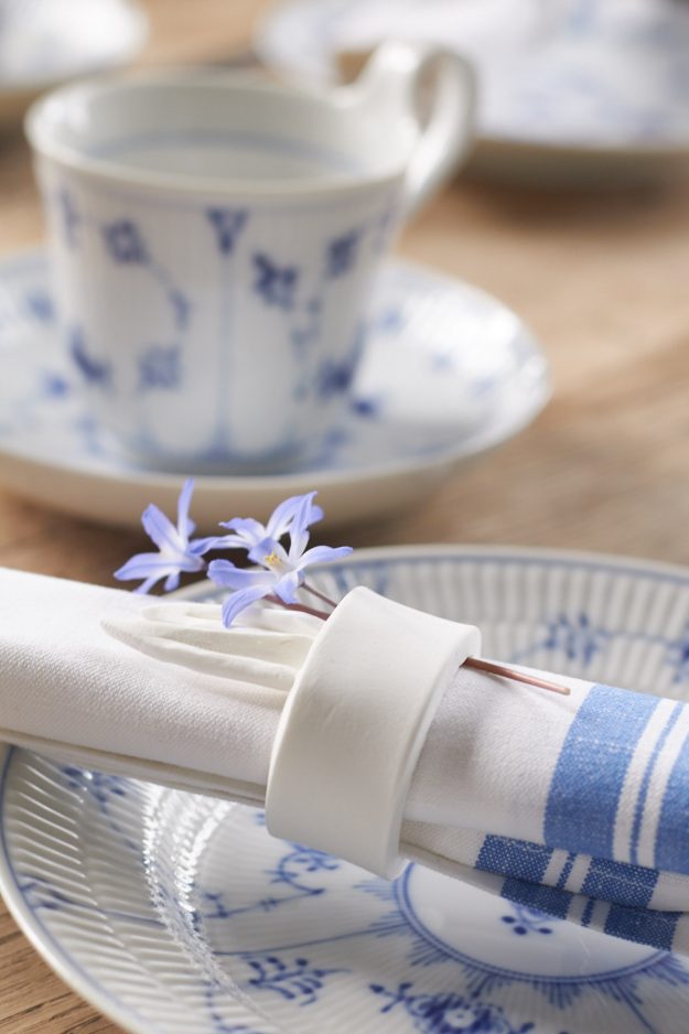 die weissen Hasen Serviettenringe sehen auf der Ostertafel wundersch&ouml;n aus und sind schnell gemacht. 