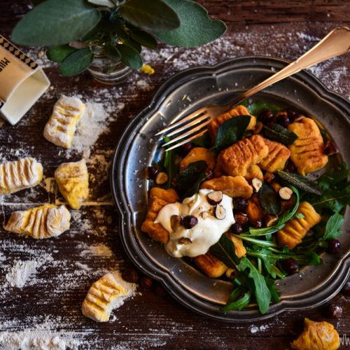 Kürbisgnocchis mit Haselnuss-Salbeibutter von Kochen macht glücklich! dem Blog des Monats bei Tastesheriff