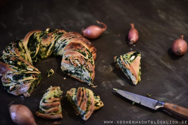 Spinatstriezel mit Ziegenk&auml;se und Zatar von Kochen macht gl&uuml;cklich! dem Blog des Monats bei Tastesheriff