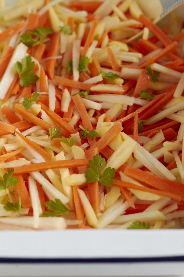 Ein super leckeres und auch noch gesundes Rezept für einen der Kohlrabi-Apfel-Möhren Rohkost Salat